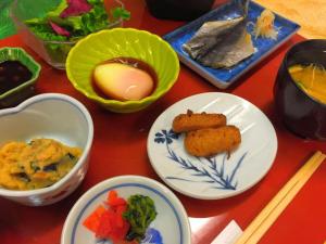 雾岛市Kirishima Onsen Ryokojin Sanso的餐桌上摆放着食物和筷子
