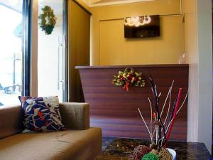 Lagao IIIZanrock Micro Hotel的客厅配有沙发和桌子