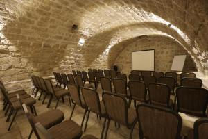 耶路撒冷Gloria Hotel的砖砌隧道里一排椅子的房间