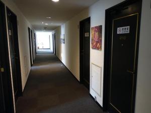 武雄市Personal Hotel You的走廊,有两扇门和一条走廊长度的建筑物