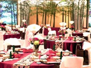 都城市Miyakonojo Royal Hotel的一间用餐室,配有紫色的桌子和白色的椅子