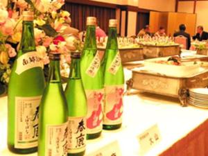 都城市Miyakonojo Royal Hotel的一张桌子上放着一组绿色的葡萄酒
