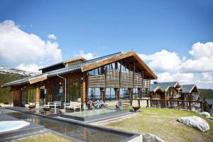 SurtebergNorefjell Ski & Spa, an Ascend Hotel Collection Member的小木屋前方设有游泳池