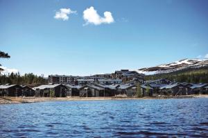 SurtebergNorefjell Ski & Spa, an Ascend Hotel Collection Member的水体上的度假胜地