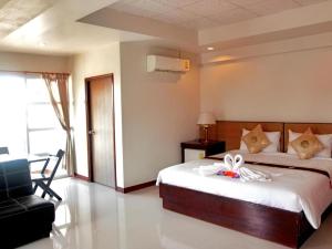 Bung KanCentury Grand Hotel的一间卧室,卧室内配有一张床和一把椅子