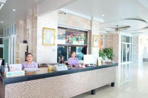 Bung KanCentury Grand Hotel的两名妇女在餐厅柜台坐