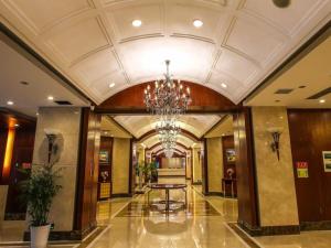 青岛Qingdao TianRun JinWang Hotel的一个带桌子和吊灯的大型大堂