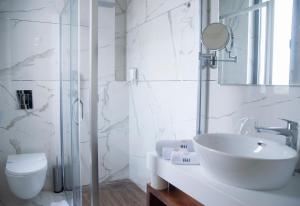 贝尔格莱德H41 Luxury Suites的白色的浴室设有水槽和卫生间。