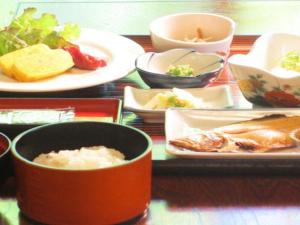 ItoOtaiko Hills的餐桌,盘子上放着食物和碗