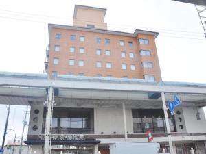 OshuMizusawa Grand Hotel的前面有一座桥的大建筑