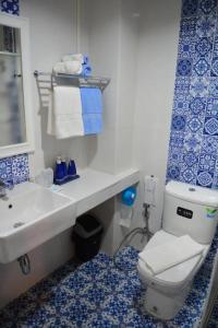Ban Rong FongThe Indigo House Phrae的蓝色和白色的浴室设有卫生间和水槽