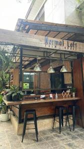 湄宏颂palmhouse的一间带木桌和两张凳子的餐厅