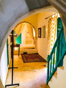 DjerbaDar Kenza的享有带一张床和楼梯的房间的景色