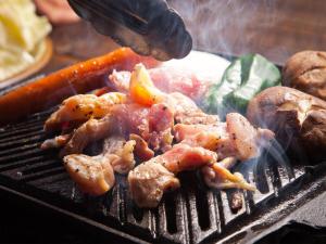 由布市Yufuin Tsukahara Villa ERINA的烤肉架上的人烧烤肉和蔬菜