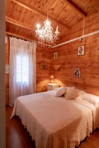 阿夸维瓦皮切纳Villino Gentile的木制客房内的一间白色床卧室