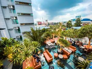 邦帕利Letana Hotel Samuprakarn的享有酒店顶部的景色,设有游泳池和棕榈树