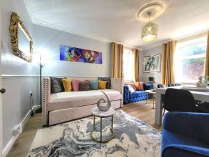 爱丁堡4 Bedrooms Apartment By Sensational Stay Short Lets & Serviced Accommodation的客厅配有沙发和桌子