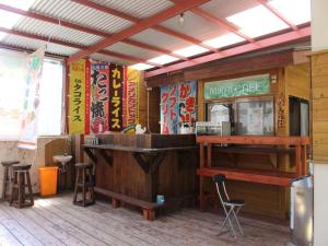 金武Nature Miraikan的餐厅内的酒吧,带柜台和凳子