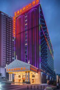 南宁Vienna Intenational Hotel Nanning Zoo Branch的一座建筑的侧面有灯