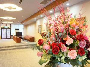 美作Hotel Sakushu Musashi的大堂里盛满鲜花的大花瓶