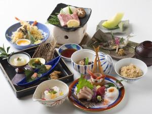 美作Hotel Sakushu Musashi的桌上的一组食物