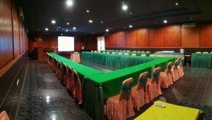 邦加槟港Hotel Griya Tirta的一个大礼堂里一排绿色椅子
