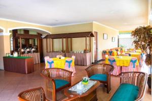 邦加槟港Hotel Griya Tirta的一间在房间内配有桌椅的餐厅