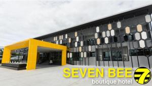 素辇府Seven bee boutique hotel的黄色和黑色的建筑,有黄色的入口
