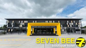 素辇府Seven bee boutique hotel的一座黄色和黑色的建筑