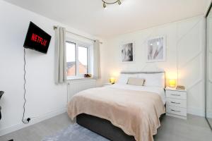 彼得伯勒4 Bed Contractor House-Parking-WiFi-Smart Tvs in Each Bedroom-Special Rates Available的白色的卧室设有床和窗户