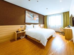 鸳鸯桥IU Hotel Chongqing Jiangbei International Airport的卧室设有一张白色大床和一扇窗户。