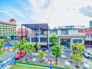 宋卡The Bed Vacation Rajamangala Hotel的享有带游乐场的大楼的顶部景致