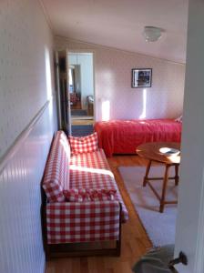 恩厄尔霍尔姆Cottage by the ocean的客厅配有沙发和1张床