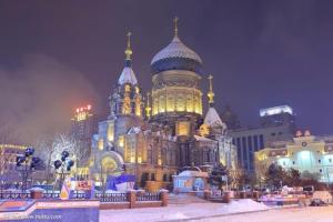 哈尔滨Lavande Hotels Harbin Railway Station Zhanqian Square的一座大型建筑,上面有顶点