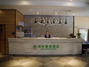 拉萨GreenTree Alliance Hotel Lhasa Potala Palace Norbulingka的办公室柜台上的人