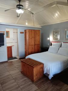 MachadodorpThe Grey's Inn的一间卧室配有一张大床和木柜