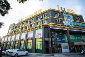 银川站IU Hotels·Yinchuan Railway Station的前面有停车位的建筑