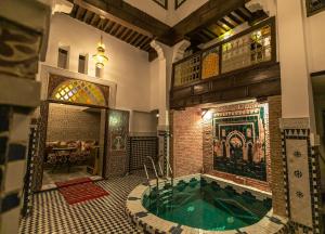 非斯Riad Fes Lile的大楼内带浴缸的大浴室