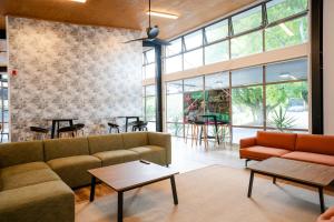罗托鲁瓦Haka House Rotorua的客厅配有沙发、桌子和窗户