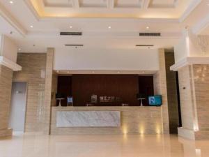 呼和浩特Jinjiang Inn Select Hohhot Chengjisihan Square Metro Station的大楼内带前台大堂