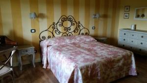 Rocchetta TanaroCascina Rollone的一间卧室配有一张大床和一个梳妆台