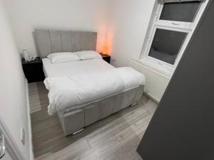 依尔福F4 Luxury Stays One bed apartment with Parking的一间小卧室,配有床和窗户