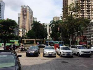 惠州Jinjiang Inn Style Huizhou Xihu Park Walking Street的停在停车场的一群汽车