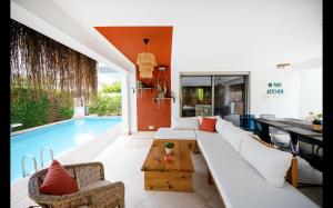 切什梅Luxury Seadside Vacation Villa with Privacy (extra comfort for large groups)的客厅配有白色沙发和游泳池