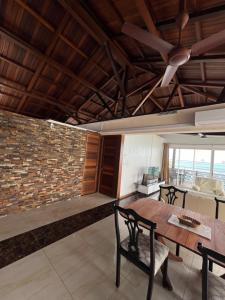 蓝海湾Blue Bay Beachfront 3 bedrooms Penthouse的一间设有桌子和石墙的用餐室