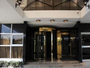 哈科特港Rachael Hotel的两扇旋转门的建筑