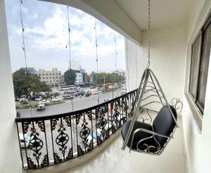 舍地Hotel Sai Chhatra的阳台配有椅子,享有街道的景色