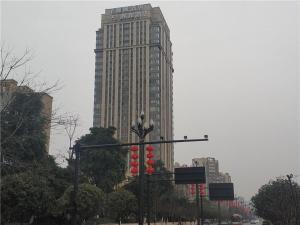 成都Xana Hotelle Chengdu Dafeng Huirong Plaza Longhu Street的前面有路灯的高楼