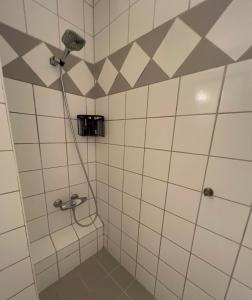 奥勒松Luxury Service Apartment by Chanya的带淋浴喷头的浴室