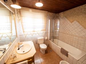 拉斯卡弗里亚钟楼旅馆的浴室配有盥洗盆、卫生间和浴缸。